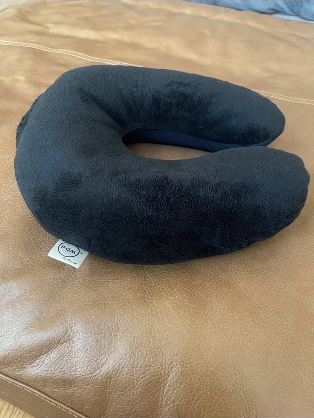 Brookstone Plush Black U-Shaped Neck Pillow - Travel Comfort - Picture 2 of 4